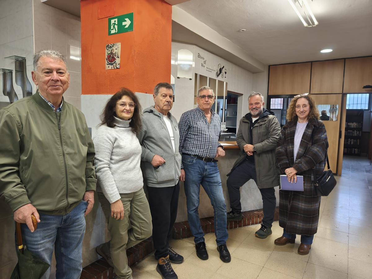 El edil Jacobo López (segundo por la derecha), con representantes de la Asociación "Amigos unidos" de Nuevo Gijón.