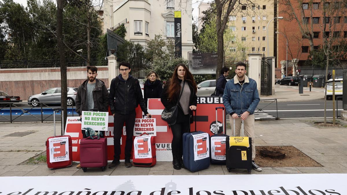 Un grupo de jóvenes participa en una manifestación de la España Vaciada.