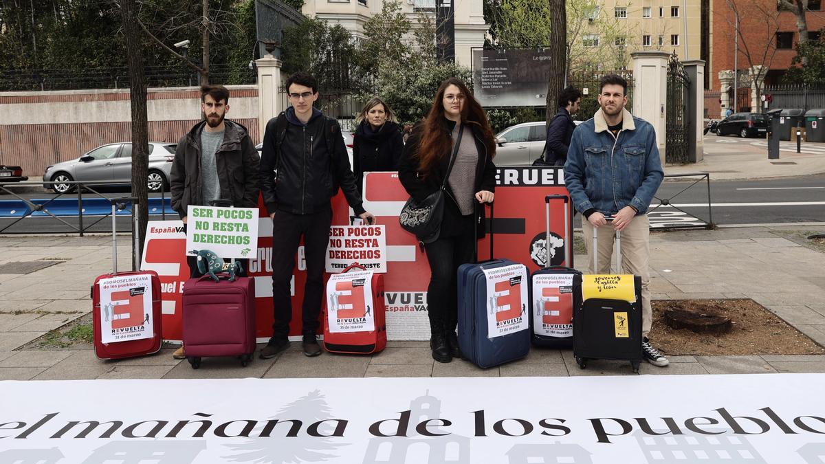 Un grupo de jóvenes participa en una manifestación de la España Vaciada.