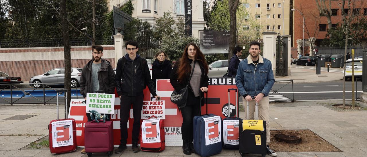 Un grupo de jóvenes participa en una manifestación de la España Vaciada frente al Instituto de la Juventud (INJUVE), a 31 de marzo de 2022, en Madrid (España). Durante la protesta, convocada por la Revuelta de la España Vaciada, los jóvenes portan maletas