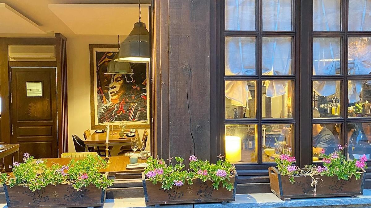 El restaurante Es Arraïtzes, en Garós, visto desde la calle a través de una de sus ventanas.