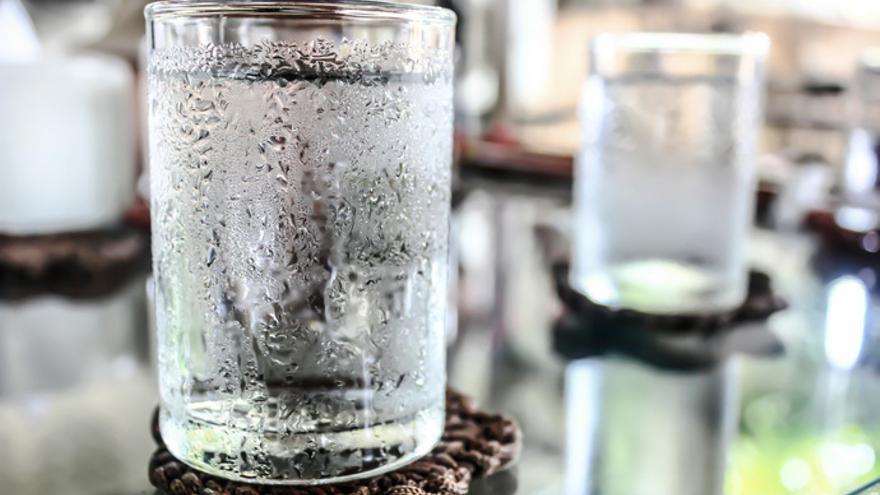 beber agua fría es un buen remedio contra el hipo