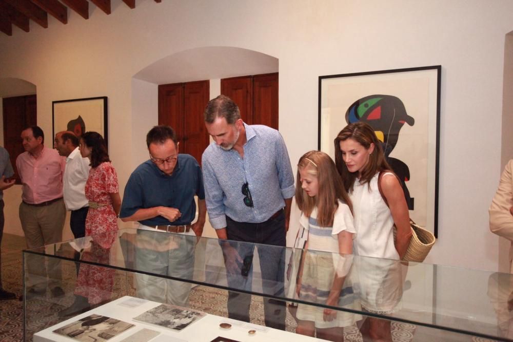 Am Sonntag (6.8.) besuchte die Königsfamilie Sóller und schaute sich die Ausstellung über die Freundschaft zwischen Pablo Picasso und Joan Miró an. Sie nahmen sich Zeit und spazierten 45 Minuten durch die Ausstellung.