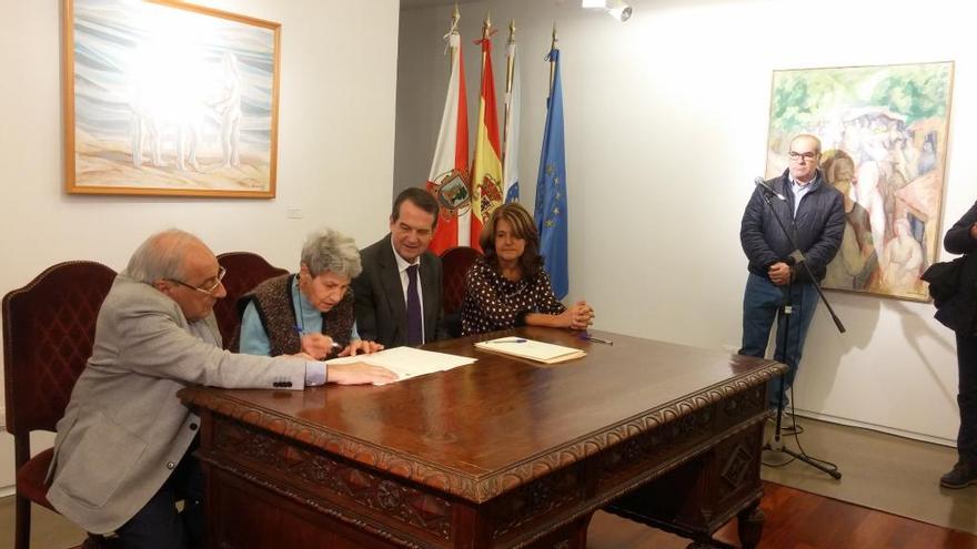 Elena Colmeiro firma la cesión junto al alcalde en la Pinacoteca. // A. M.