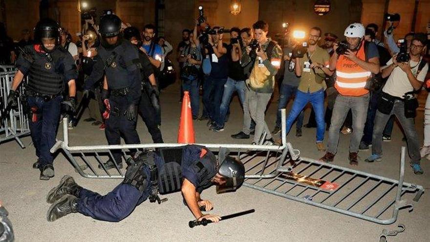 Tensión entre manifestantes y Mossos y abucheos a Torra al final de la marcha