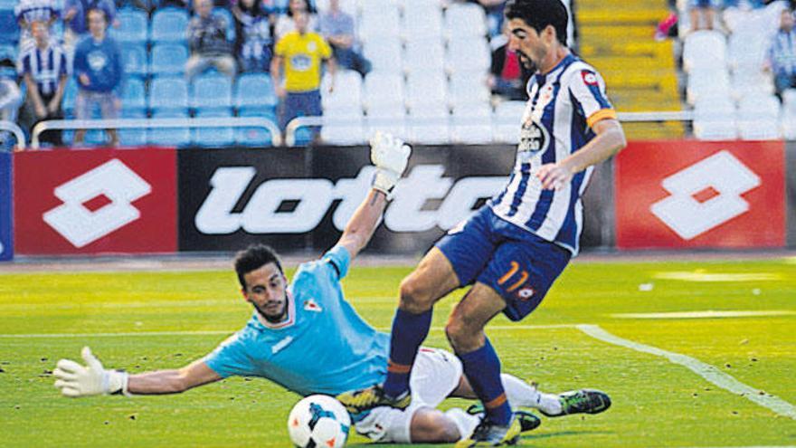 Arizmendi trata de driblar al portero del Murcia en el partido de la primera vuelta en Riazor. / carlos pardellas