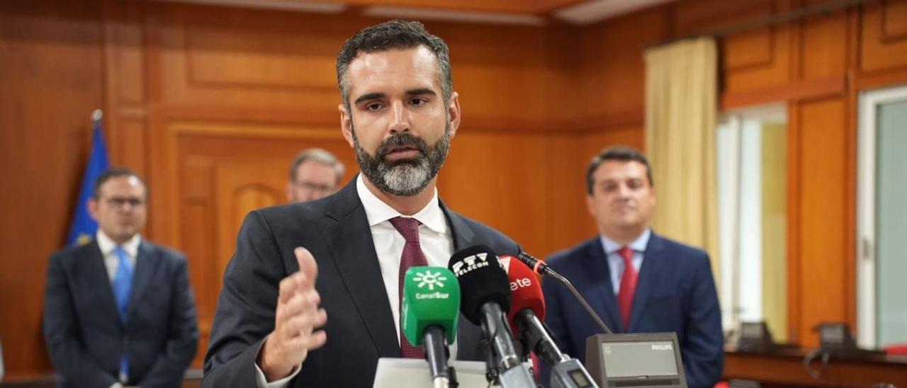 El consejero de Sostenibilidad, Medio Ambiente y Economía Azul, Ramón Fernández-Pacheco, durante su intervención en el Ayuntamiento.