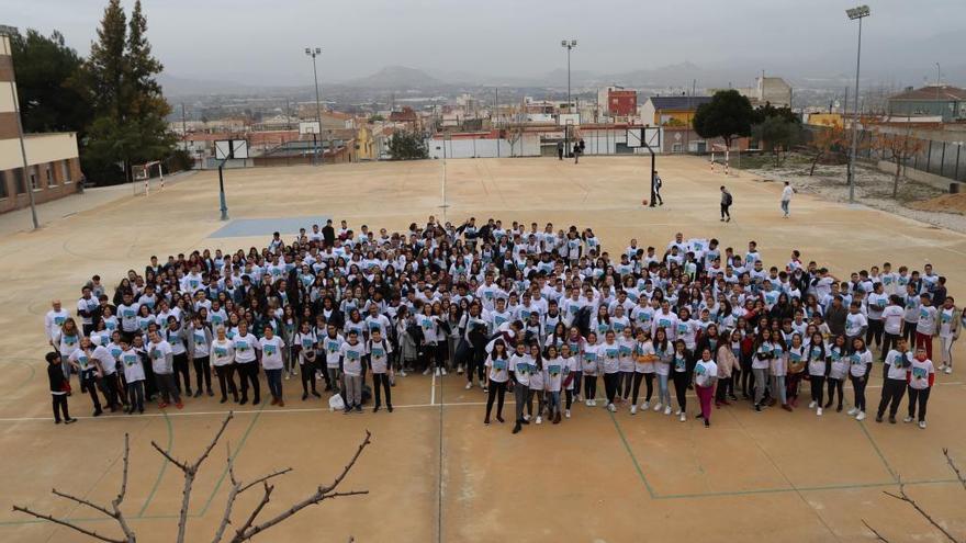 Foto de grupo en el instituto La Nía de Aspe, con alumnado y docentes.