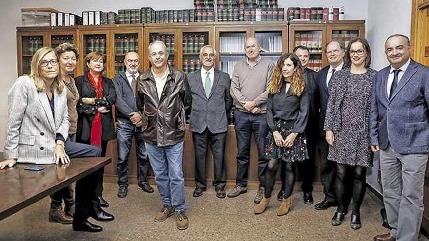 De izquierda a derecha, los jueces Carmen Abrines, María Jesús Pou, Piedad Marín, Miguel Florit, José Castro, Francisco Martínez Espinosa, Juan Ignacio Lope Sola, Raquel Crespo, Juan Manuel Sobrino, Antoni Garcías, María Pérez y Enrique Morell, posando para este periódico en la biblioteca de los juzgados de Vía Alemania.