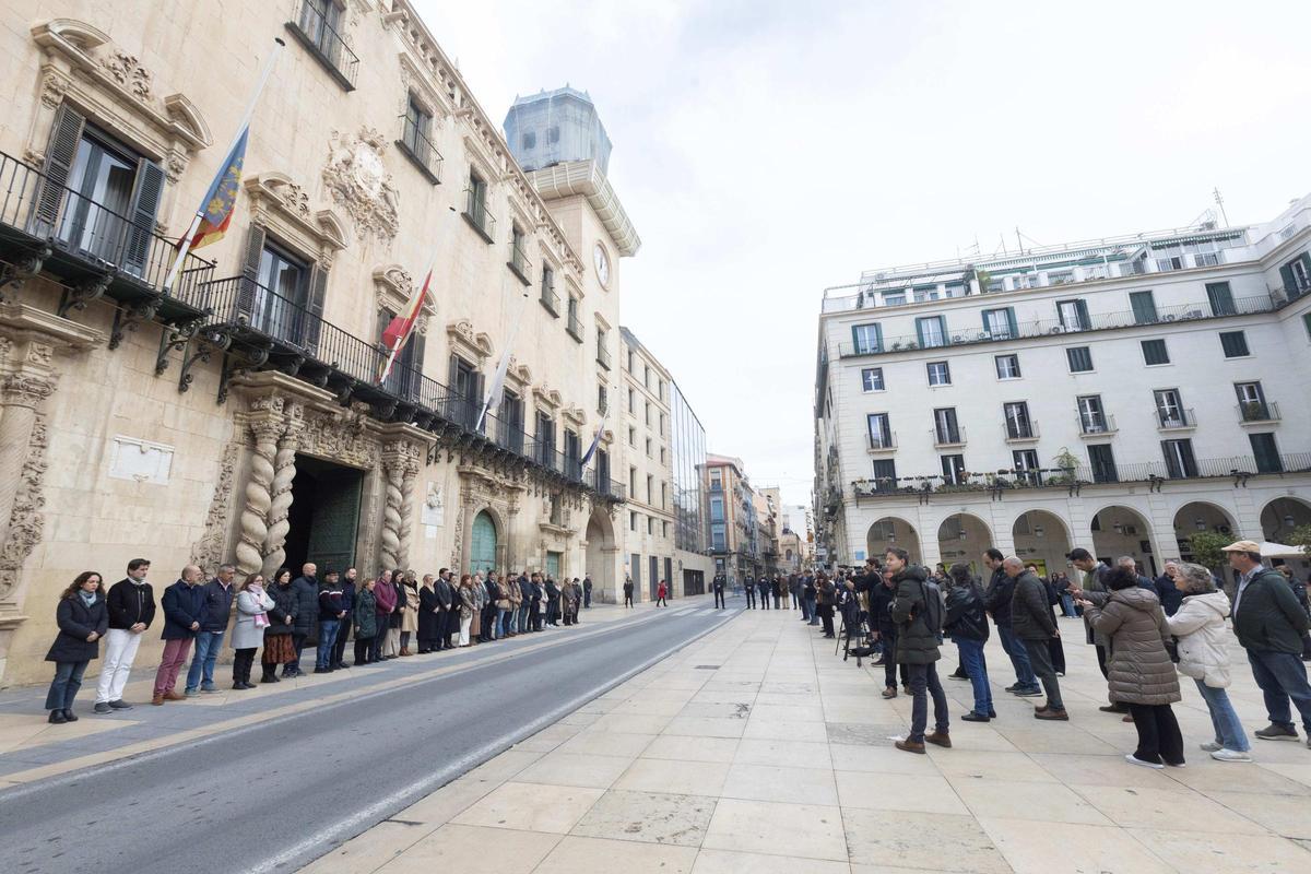 Minuto de silencio por el accidente en el Ayuntamiento de Alicante.