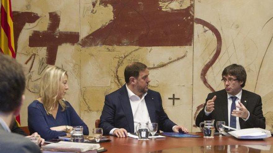 Neus Munté, Oriol Junqueras i Carles Puigdemont en la reunió setmanal de l&#039;executiu català