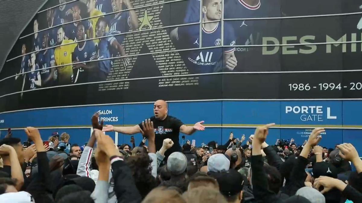 ¡Brutal! El espectacular ambientazo en los exteriores del Parque de los Príncipes tras la rueda de prensa de Mbappé