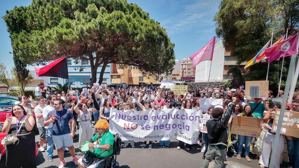 Concentración de alumnos de la ULL por la posible pérdida de una convocatoria de exámenes