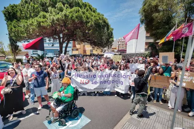 Concentración de alumnos de la ULL por la posible pérdida de una convocatoria de exámenes