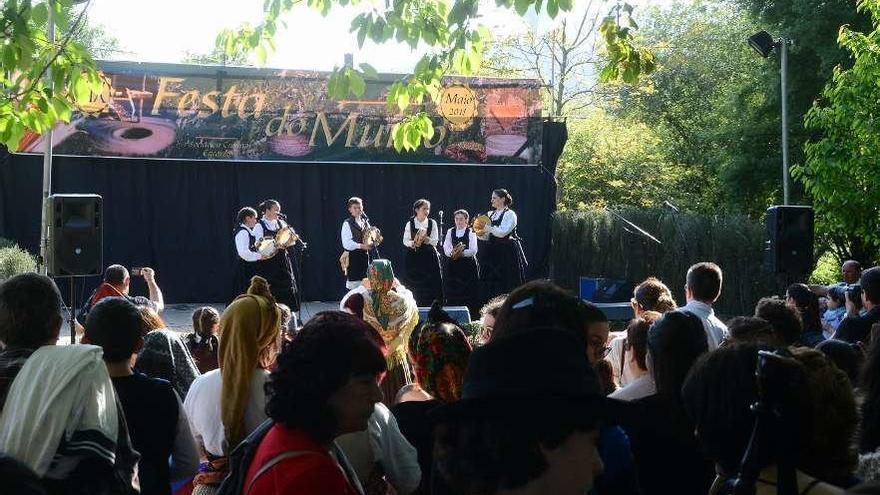 Unha das actuacións do festival de música e baile tradicional de onte no muíño de Fausto. // G.Núñez