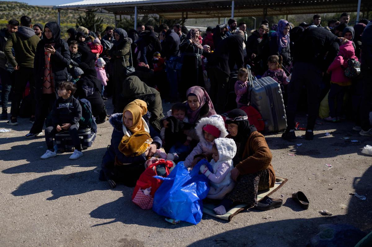 Los residentes sirios de la ciudad de Hatay esperan para cruzar la frontera entre Turquía y Siria después de que se vieron afectados por el terremoto de magnitud 7,8 que asoló la región hace casi dos semanas, en la puerta fronteriza de Cilvegozu