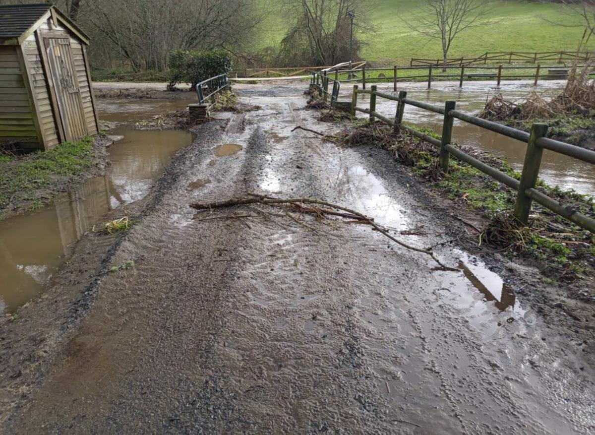 Restos de ramas y río desbordado en el lago del final del Pontiñas. | EMERXENCIAS LALÍN