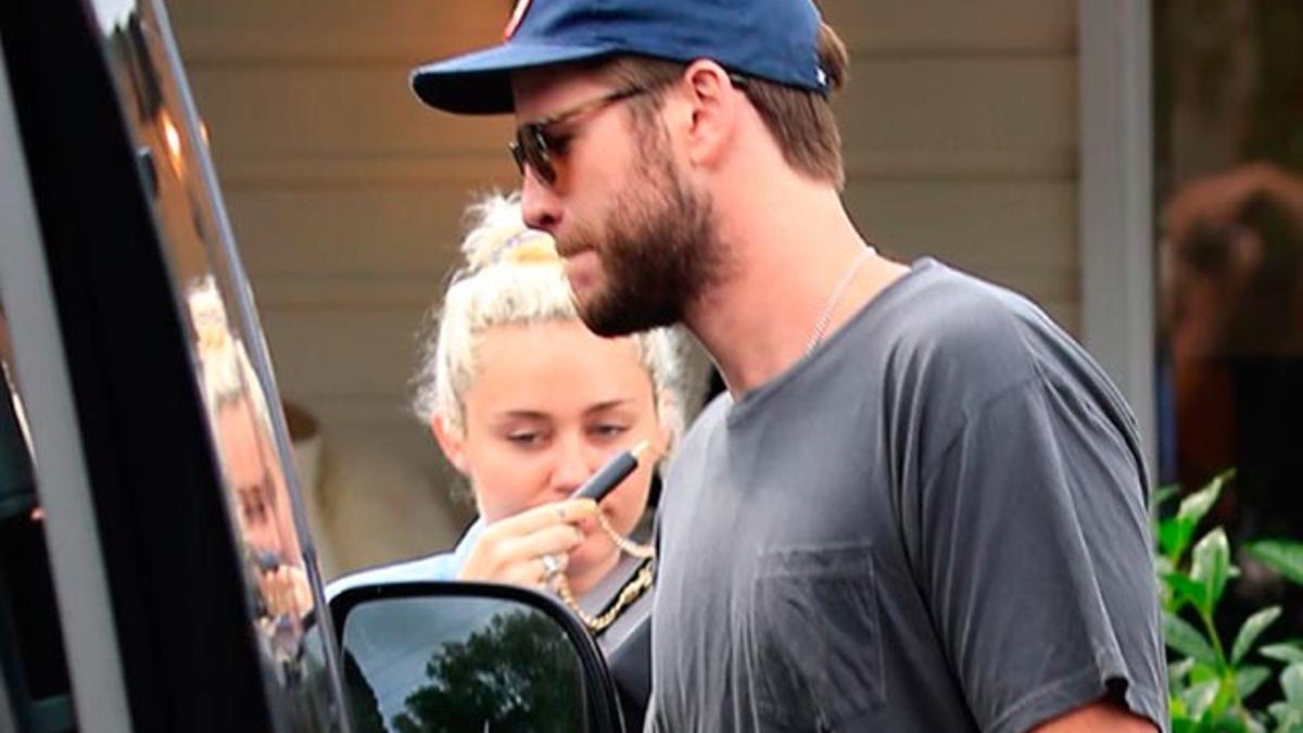 Miley Cyrus y Liam Hemsworth disfrutan de una comida en familia