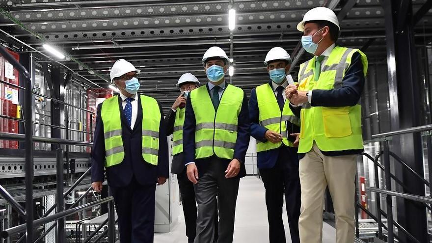 El presidente de la Junta, Juanma Moreno, visita las obras de ampliación del bloque logístico de la compañía en Guadix.