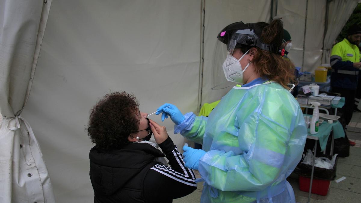 Una enfermera realiza un test de antígenos a una mujer en la Alameda de la Constitución.