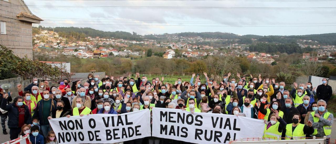 Vecinos de Beade frente a una de las zonas 
que será arrasada por el nuevo vial.   | // M.G. BREA