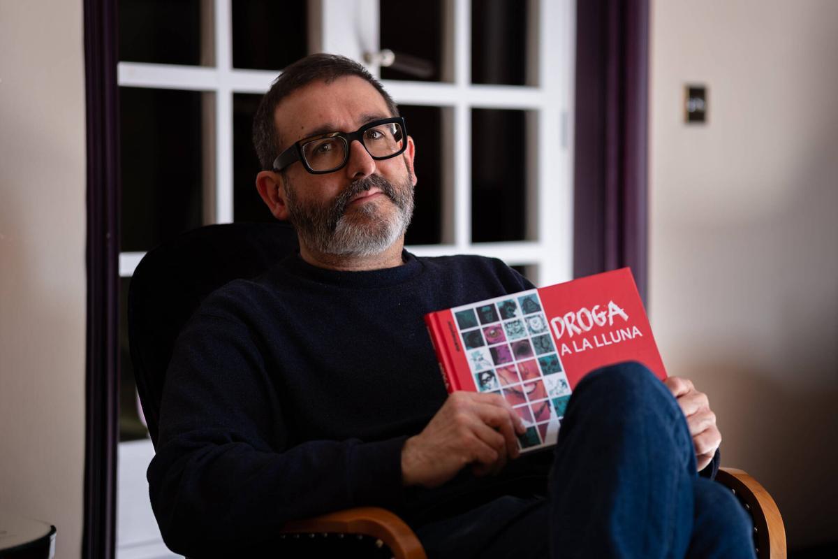 El dibujante de cómic Marcos Prior, con su último libro 'Droga de la Lluna'.
