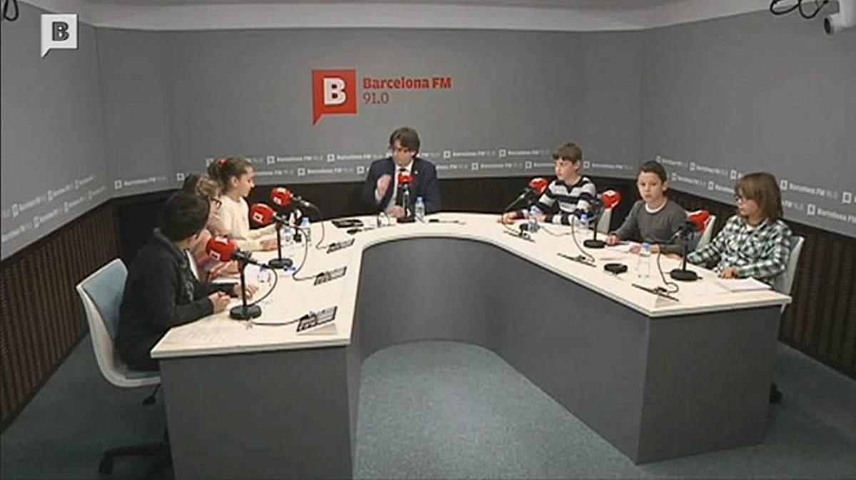 Puigdemont respon a les preguntes d’un grup de nens sobre el procés.