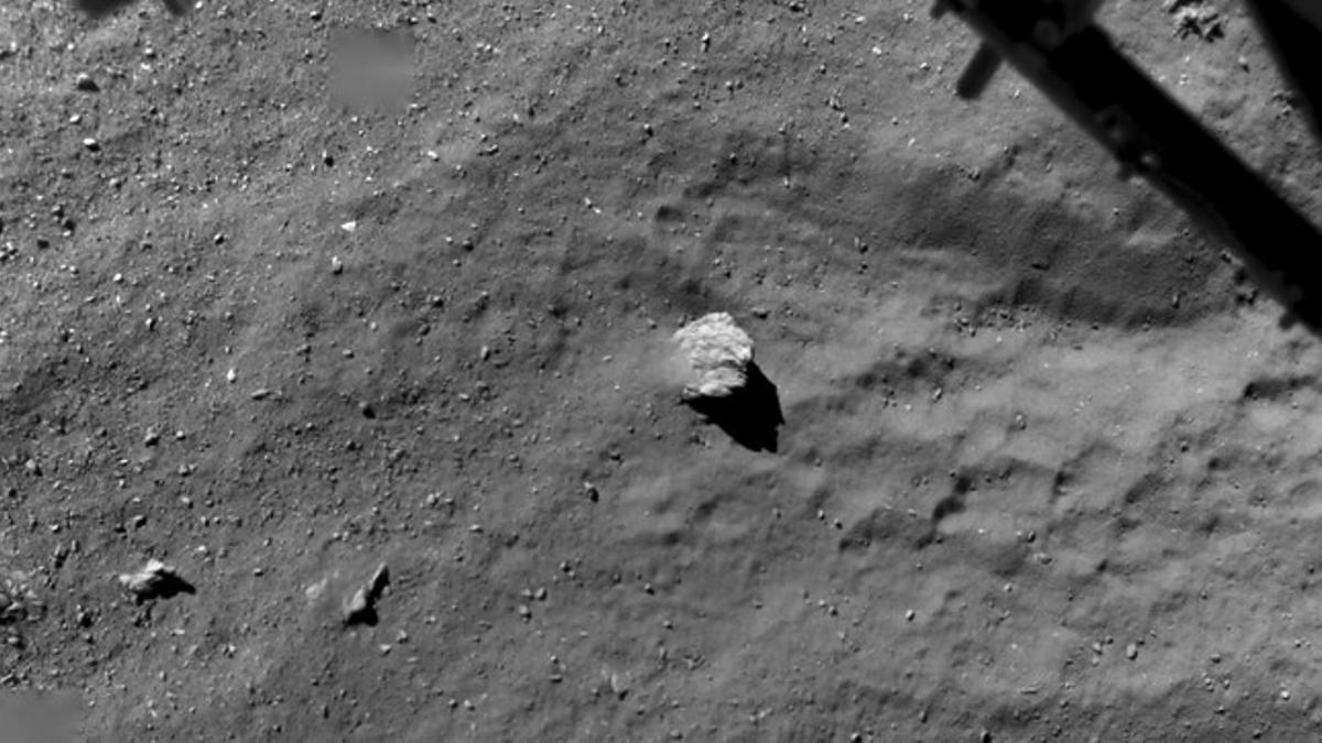 Imagen difundida por la ESA de la superficie mdel cometa con copuestos orgánicos.