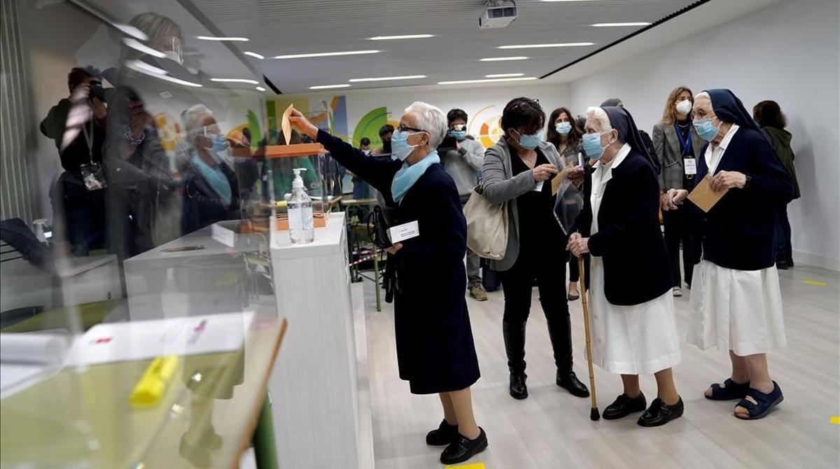 Unas monjas votan en las elecciones del 4-M.