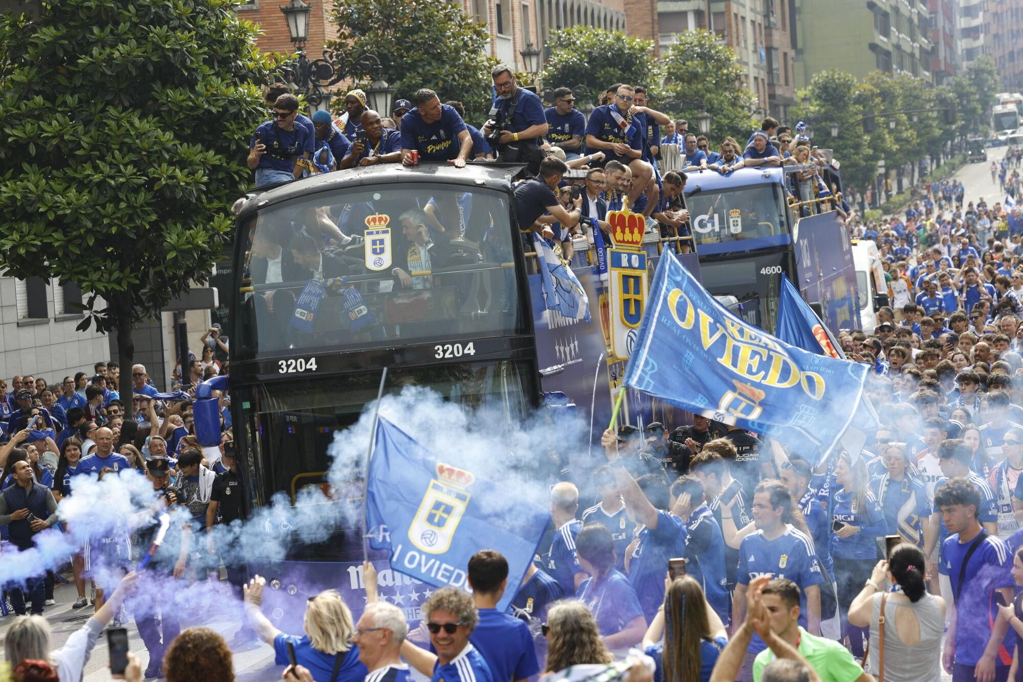 Locura azul en las calles de Oviedo para celebrar el ascenso del equipo a Primera División