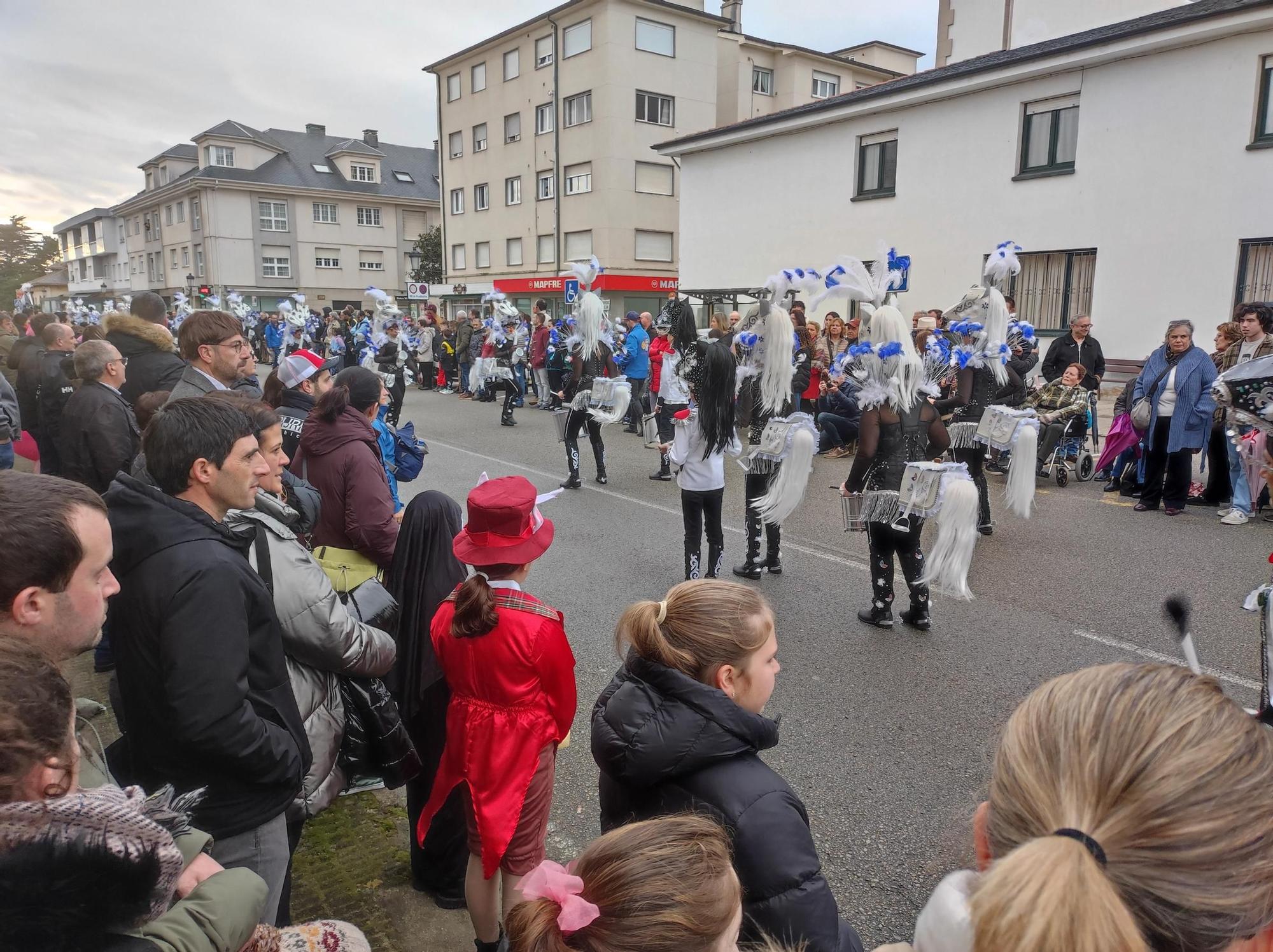 En imágenes: Las calles de Tapia se llenan para ver su vistoso desfile de Carnaval