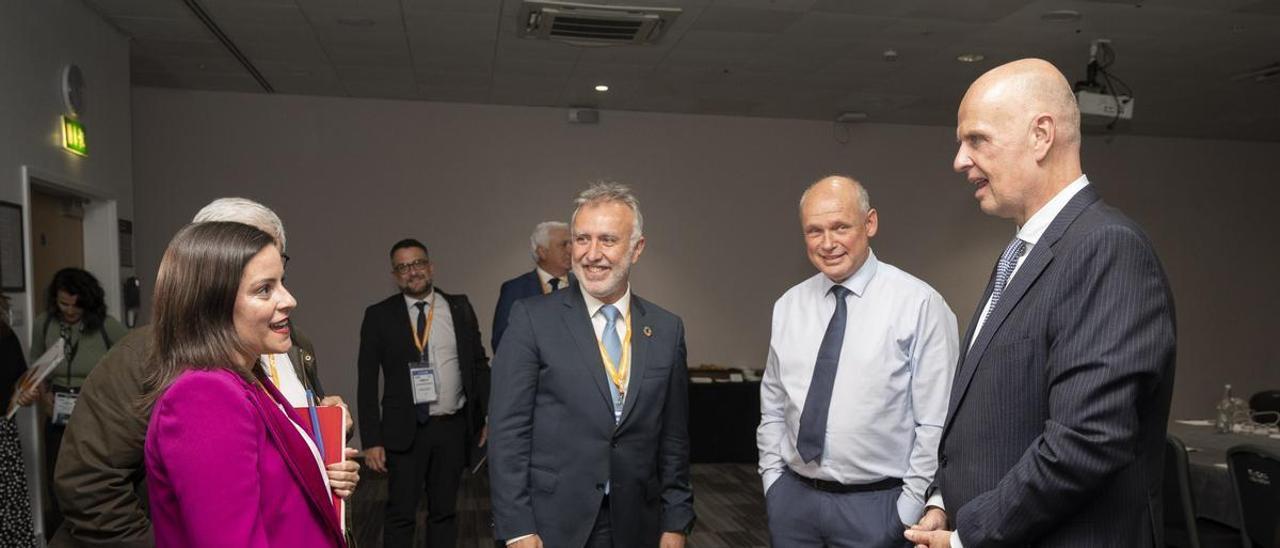 Yaiza Castilla y Ángel Víctor Torres departen con los principales rectores de TUI.