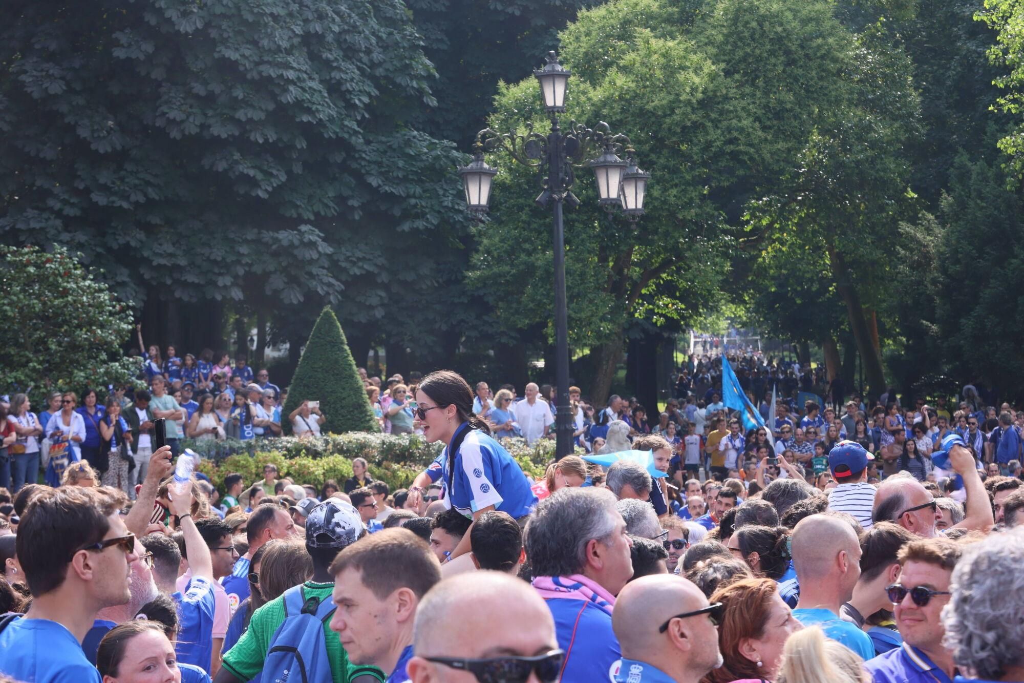 Locura azul en las calles de Oviedo para celebrar el ascenso del equipo a Primera División
