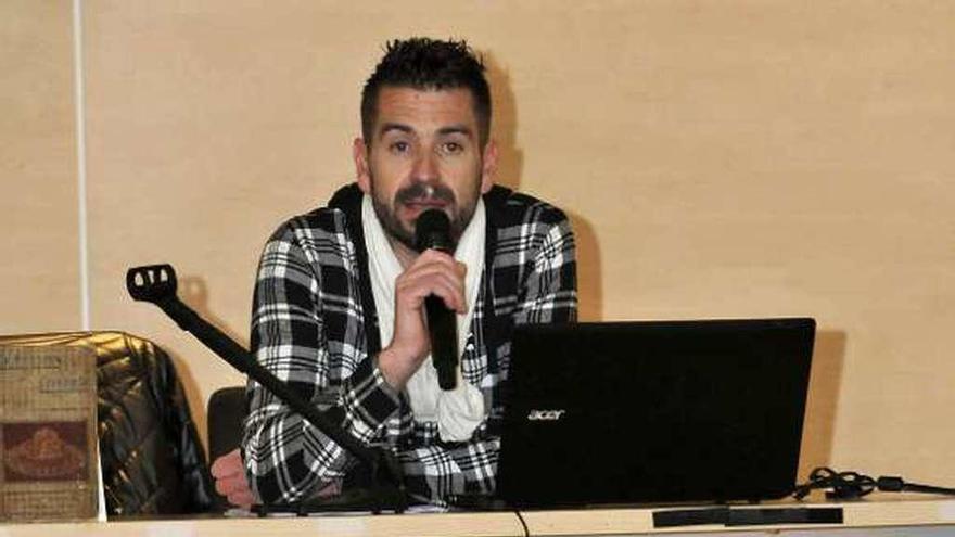 El cocinero Marcos Cienfuegos, durante la charla que ofreció ayer en la Casa de Cultura de Mieres.