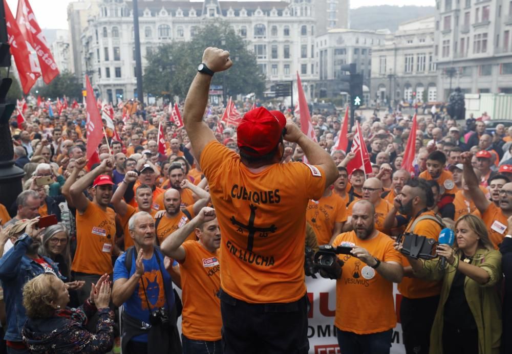 Los trabajadores de Vesuvius marchan a pie desde la fábrica de Riaño hasta la Junta