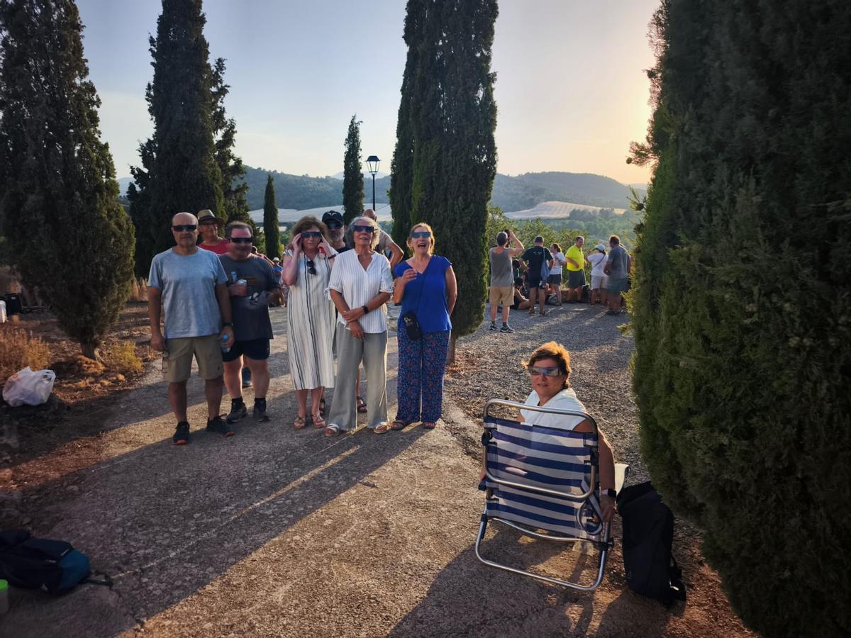 Un grupo de vecinos disfrutan del inicio del eclipse