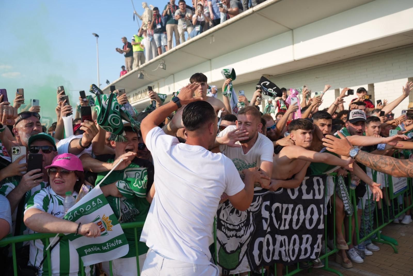 Así recibió la afición del Córdoba CF al autobús del equipo en El Arenal