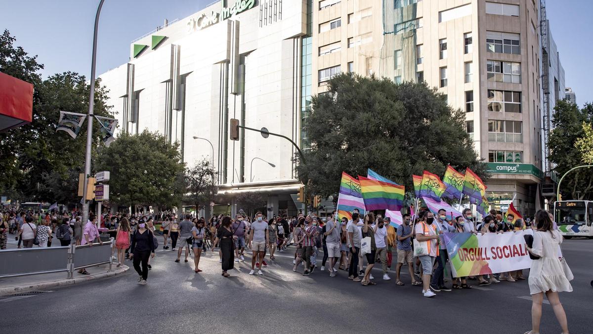 Un millar de personas se manifiesta en Palma en pro del colectivo LGTBI