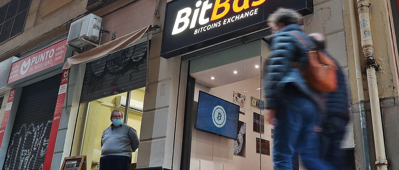 Tienda de BitBase en el 
centro de València.  F.calabuig