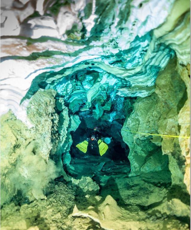 Buceadores en la Cueva del Agua, Isla Plana