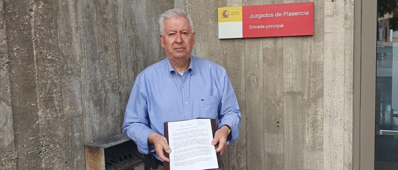 El presidente de Intramuros Plasencia, con la demanda, en el juzgado.