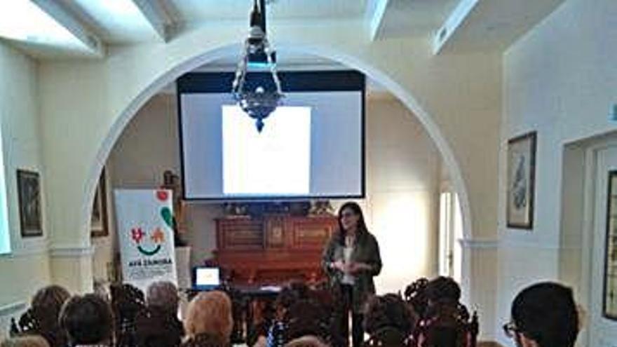 La psicóloga de AFA imparte una charla en el centro de Valparaíso.