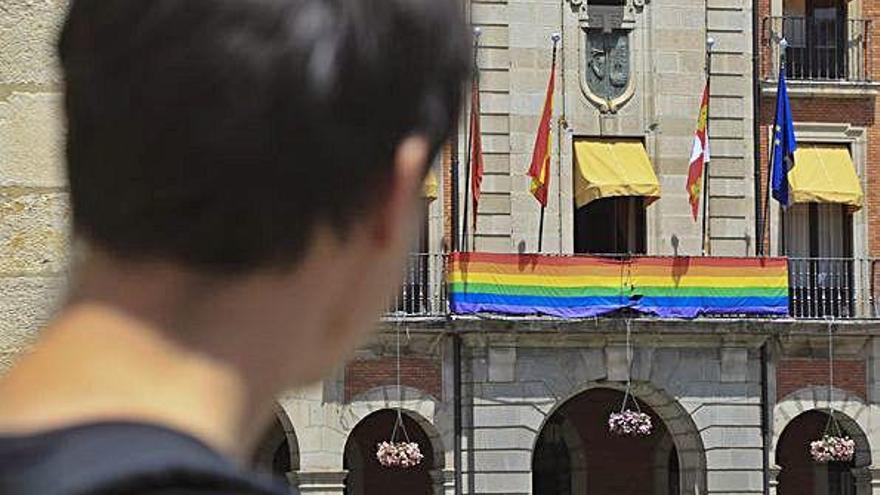 Bandera arcoiris en la fachada del Ayuntamiento.
