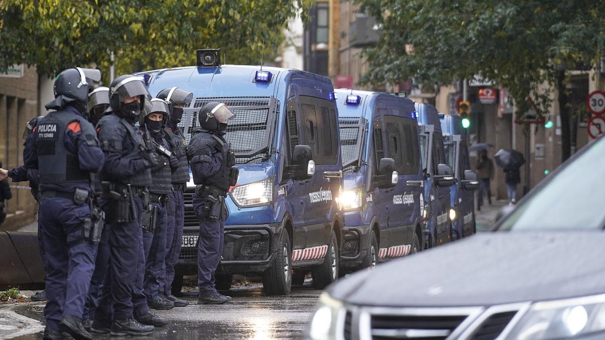 Tallat l'accés al carrer del Carme per protestar contra uns desnonaments