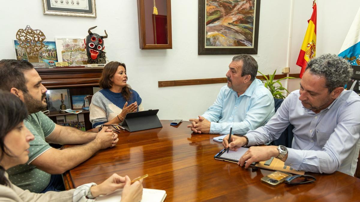 Javier Díaz, Olivia Duque y Miguel Ángel Jiménez, en el Ayuntamiento de Teguise, en una reunión sobre el transporte en el municipio