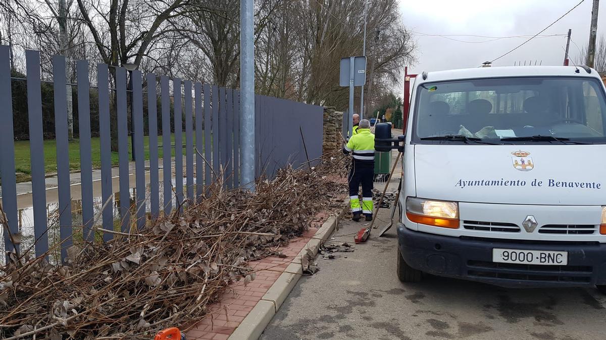 Operarios municipales retirando restos de vegetación en las proximidades del Prado de las Pavas.