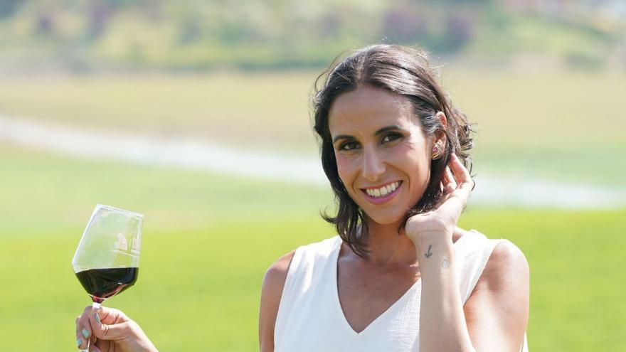 Carolina Inaraja, con un vino tinto de Toro, en Monte la Reina. | Cedida a LNE
