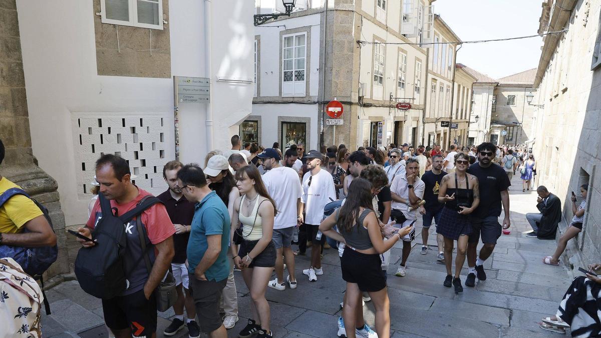 Largas colas de espera para entrar en la catedral de Santiago el pasado fin de semana.