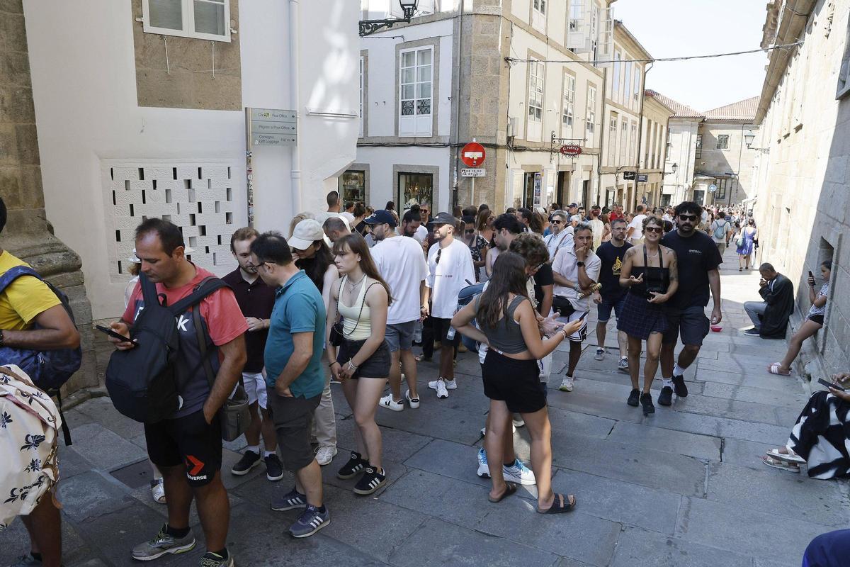 Largas colas de espera para entrar en la catedral de Santiago el pasado fin de semana.