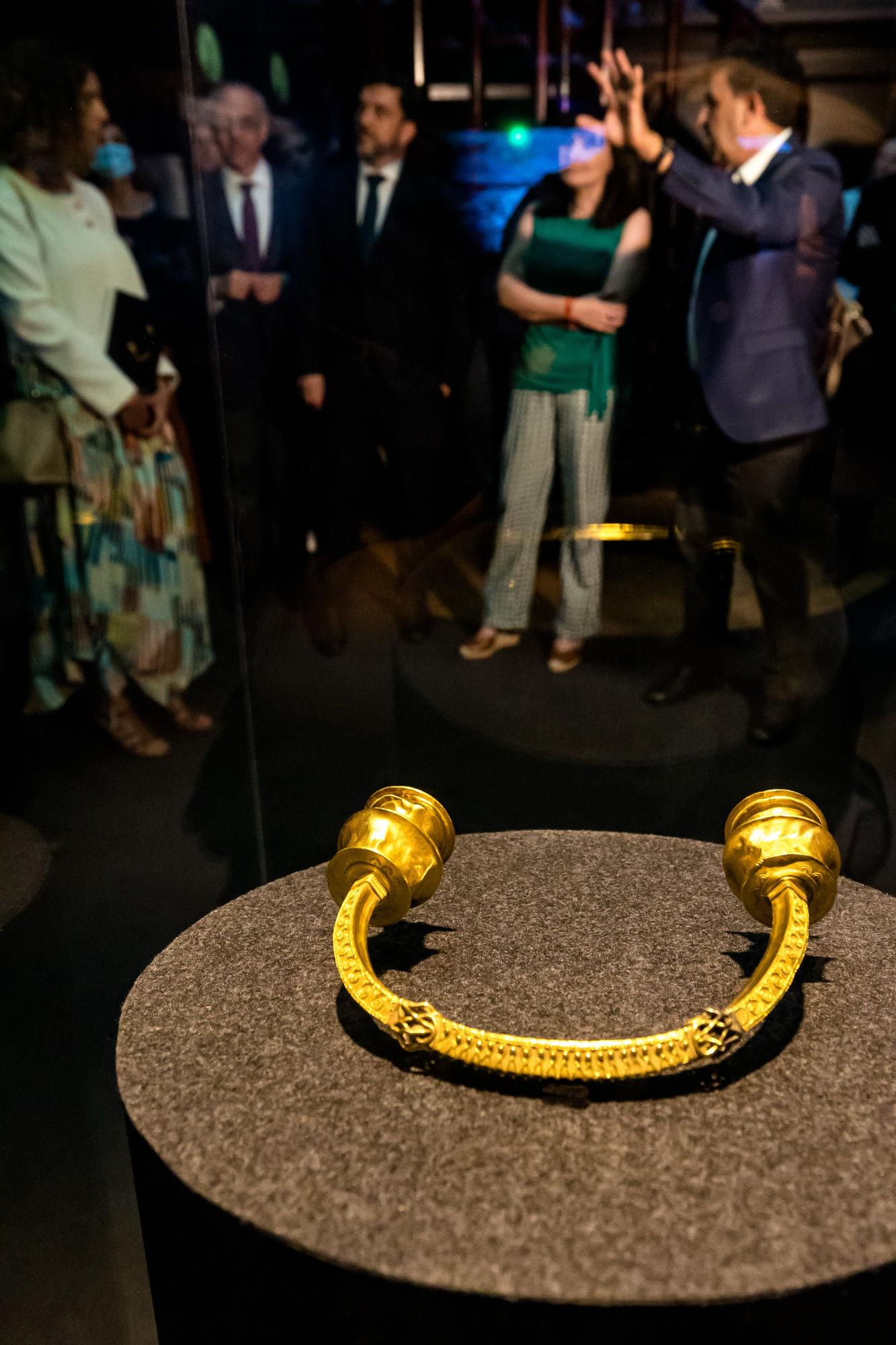 Las tres piezas son consideradas tesoros nacionales de Portugal. Una de ellas, el Torques de Vilas Boas, es la primera vez que sale del museo lisboeta.